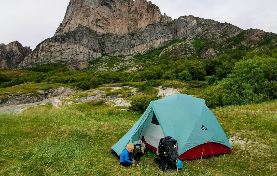 Familie på fire som består av mor Ingrid, far Ole-Thomas, sønn Mons og hunden Ito. 